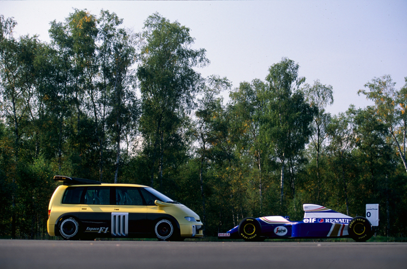 同じエンジンの2台(出典:https://en.renaultclassic.com/)