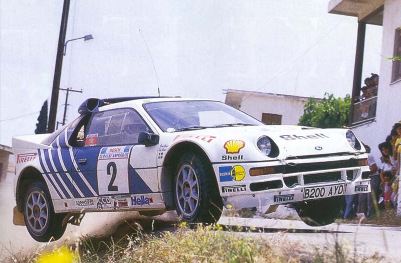 出典:http://www.automoblog.net/2010/07/17/group-b-friday-ford-comes-late-with-the-rs200/1986-acropolis-rally-ford-rs200-stig-blomqvist/