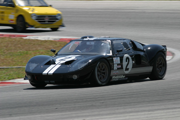 GT40レプリカ。低すぎてルーフを盛り上げ加工(出典:http://www2s.biglobe.ne.jp/~madhouse/)