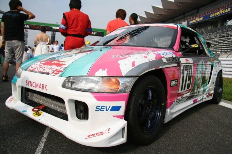 スーパーGTでおなじみのGOODSMILEレーシング!(出典:http://minkara.carview.co.jp/userid/321379)