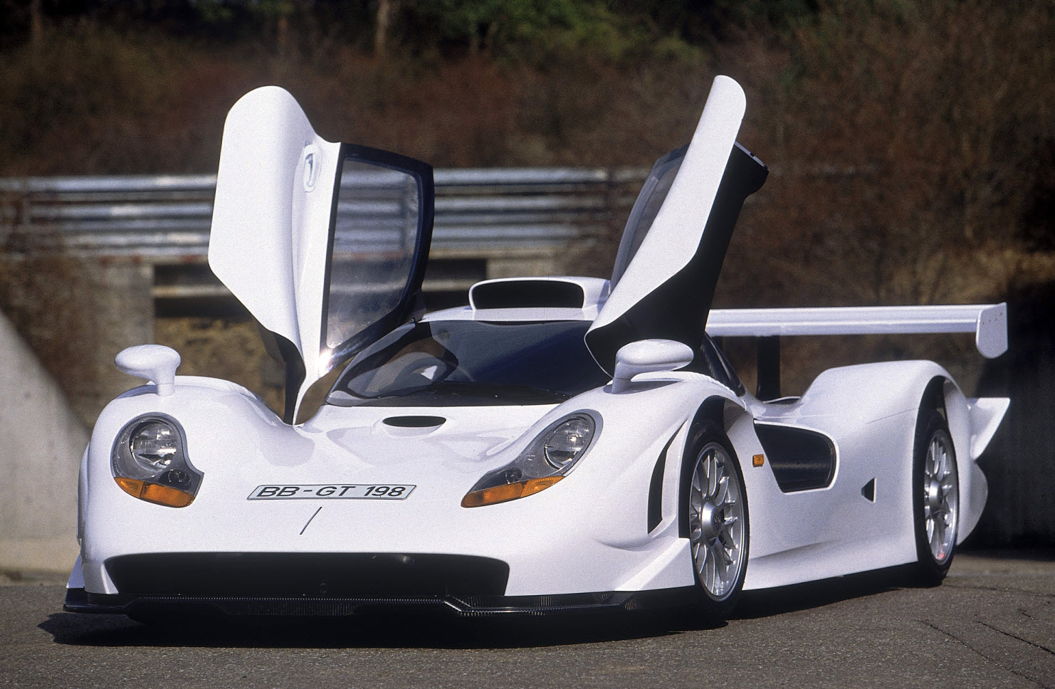 出典:http://www.motorsportretro.com/2010/09/spotlight-on-le-mans-at-historic-sandown-2/road-version-of-1998-le-mans-winning-911-gt1/