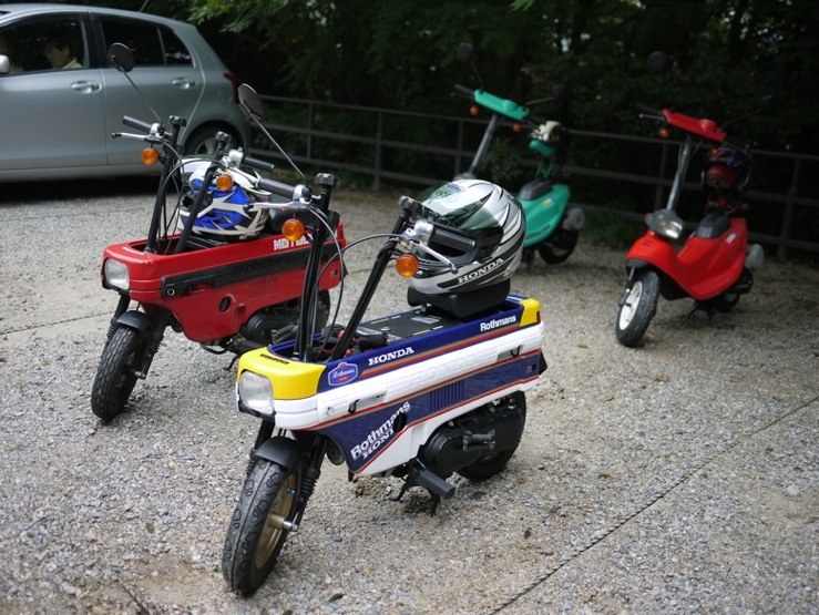 手前2台がモトコンポ。赤い車体がノーマルです。(出典:http://www.honda.co.jp/)