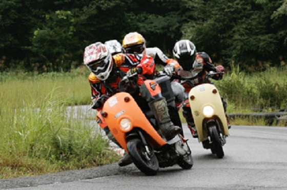 話題になった当時はサーキットでこんな光景も見れました。(出典:http://yaplog.jp/oga-oga)