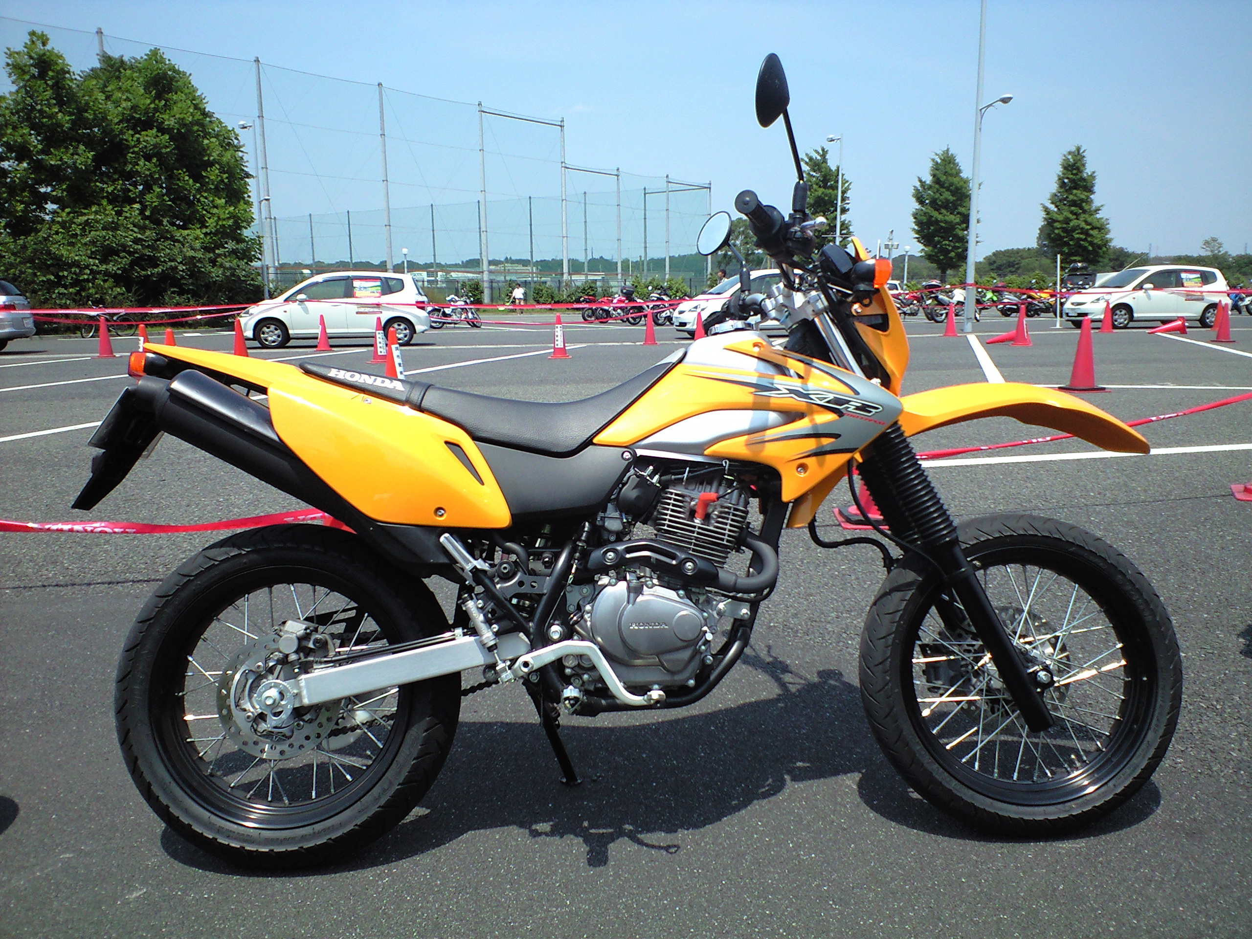出典:http://motoimages.net/malaguti-x3m125-motard.html