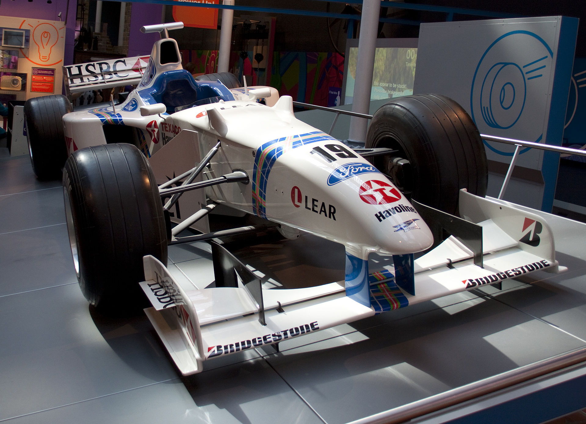 父、ヤンが乗ったスチュワートSF02。なお、ヨスも乗っている。(1998年)出典:https://ja.wikipedia.org/wiki/
