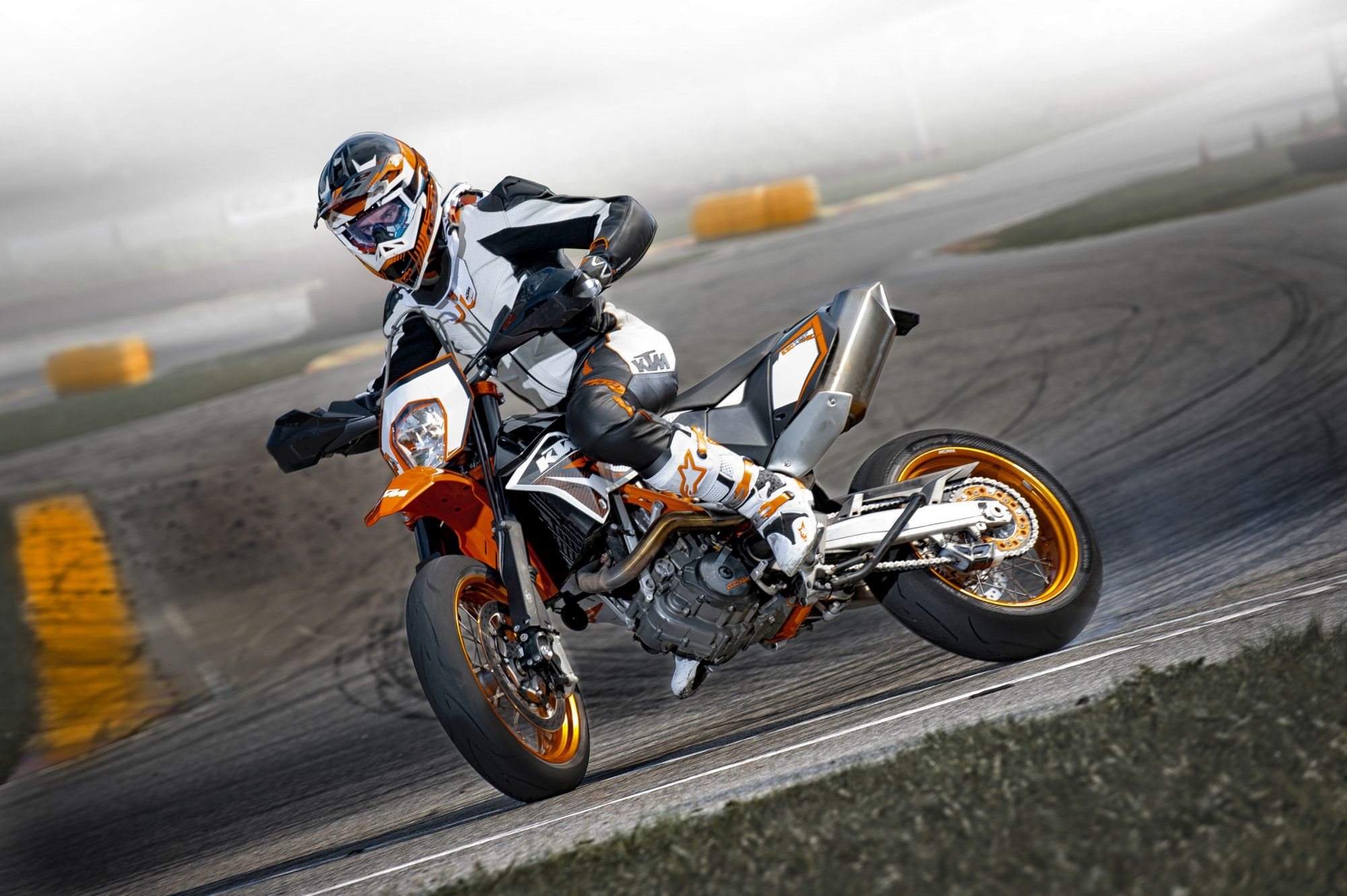 出典:http://www.1000ps.de/gebrauchtes-motorrad-1444100-ktm-690-smc-r