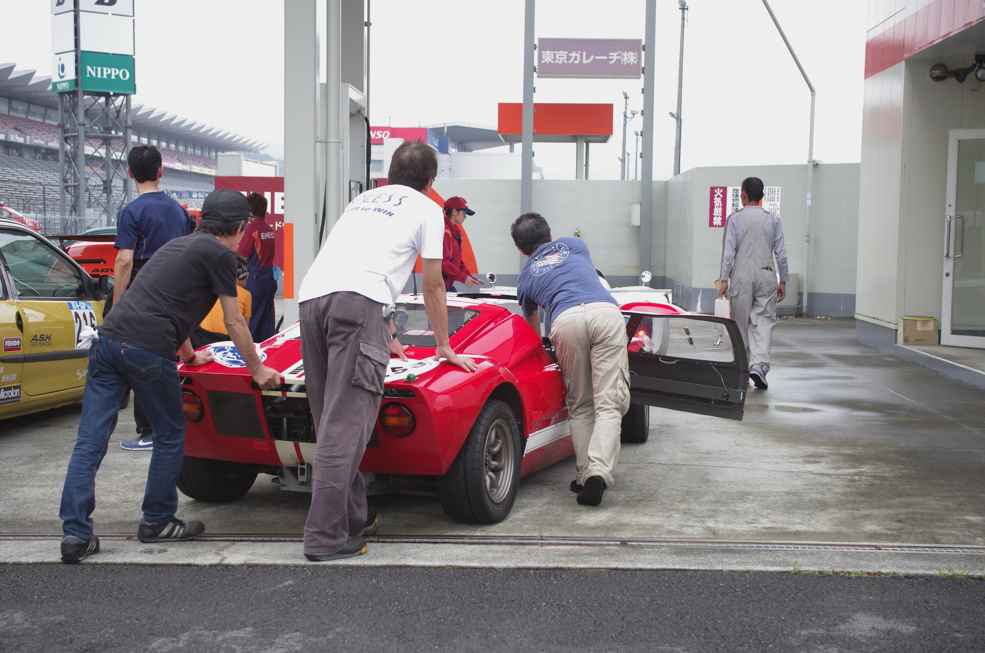 練習走行が終わると、各車レースに備えて給油に向かいます。(Photo by Yamato.)