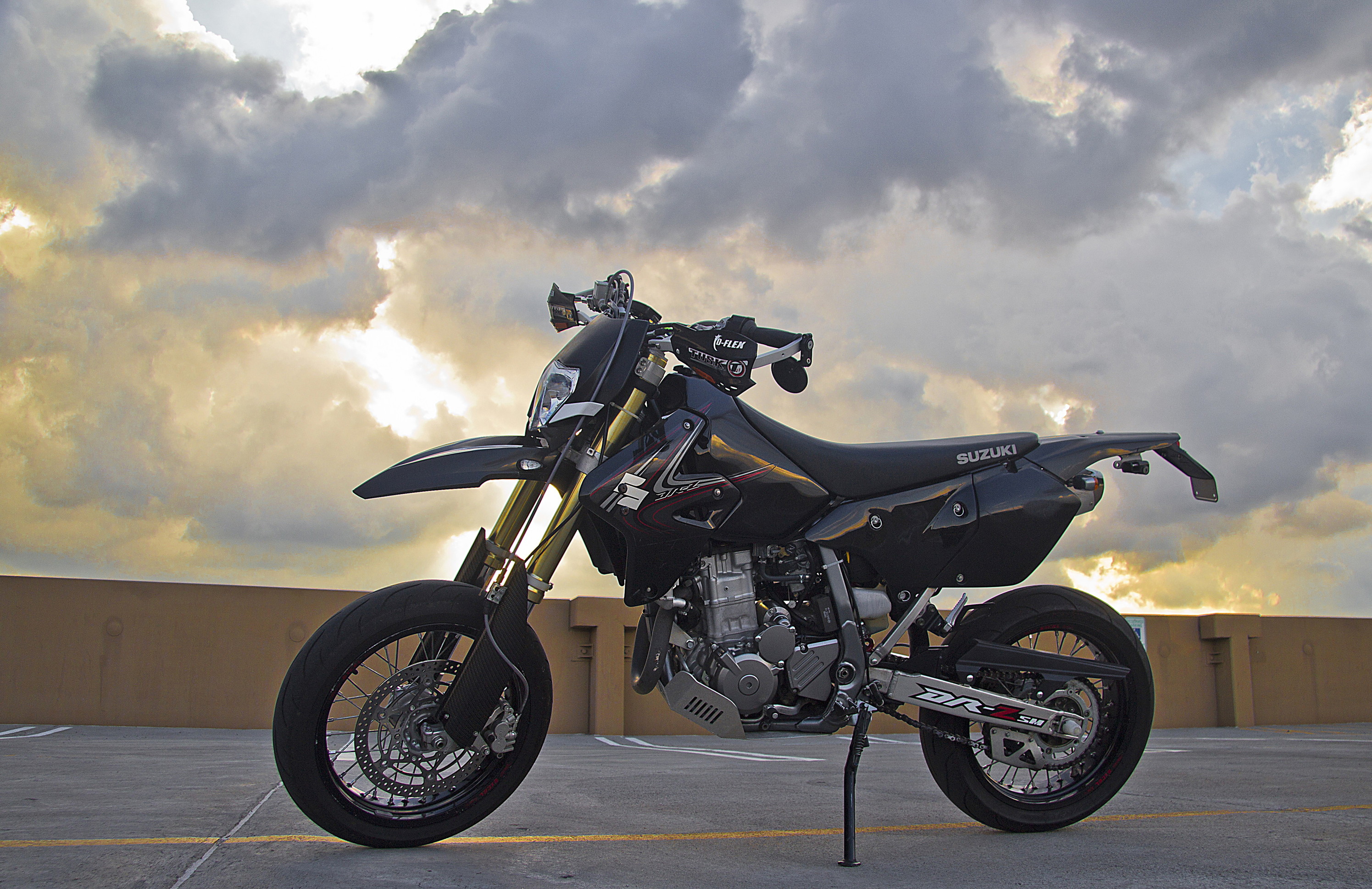 出典:http://pirogum.com/suzuki-dr-z400-images.html