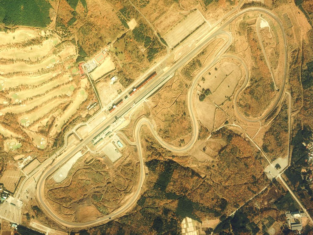 出典:https://ja.wikipedia.org/wiki/富士スピードウェイ#/media/File:Fuji_Speedway_Aerial_photograph_1983.jpg