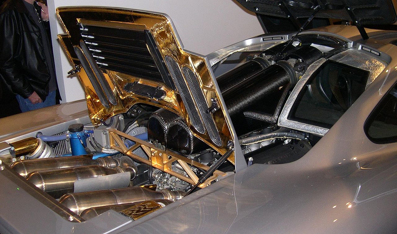 出典:https://ja.wikipedia.org/wiki/マクラーレン・F1#/media/File:1996_McLaren_F1_engine.jpg