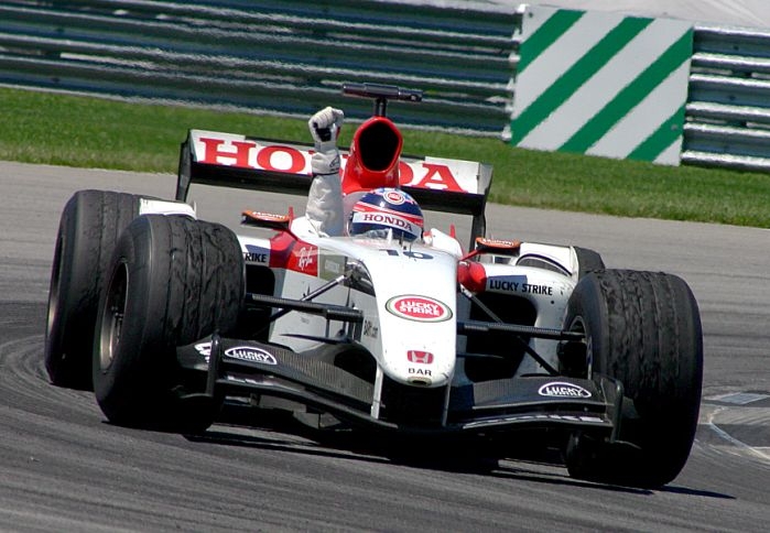 前代未聞、ニコイチのカラーリングのF1マシンとは？BARが