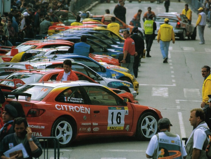 出典:http://racingphoto.tripod.com/motorracingjustfewmoments.html