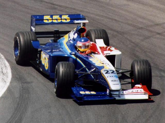 前代未聞、ニコイチのカラーリングのF1マシンとは?BARが 前代未聞、ニコイチのカラーリングのF1マシンとは?BARが