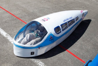 この小さな車体に2人が乗って、燃費750kmオーバーを達成した栃木県矢坂高校(出典:http://www.honda.co.jp/)