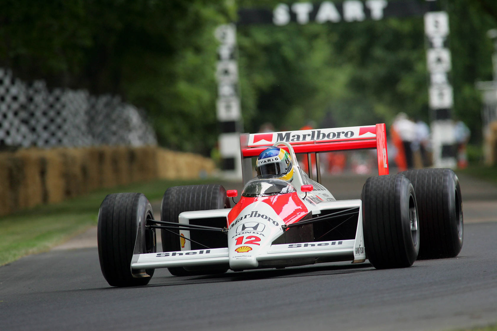 出典:http://www.f1fanatic.co.uk/2009/07/01/100-pictures-of-f1-drivers-and-cars-at-the-goodwood-festival-of-speed/mclarenmp44_1988/
