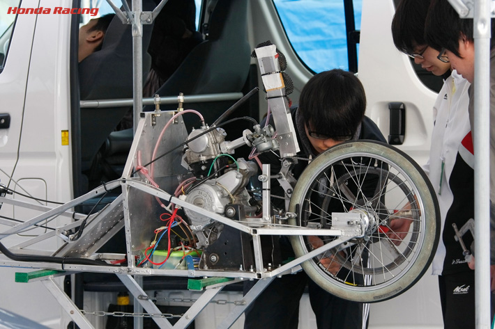 整備の様子。ホンダのカブ系横置きエンジンが縦にマウントされています(出典:http://www.honda.co.jp/)