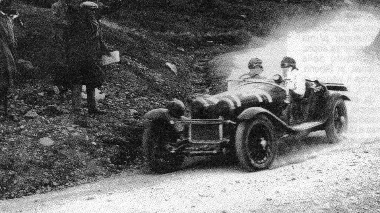 出典:https://it.wikipedia.org/wiki/Mille_Miglia#/media/File:Mille_Miglia_(Varzi).jpg