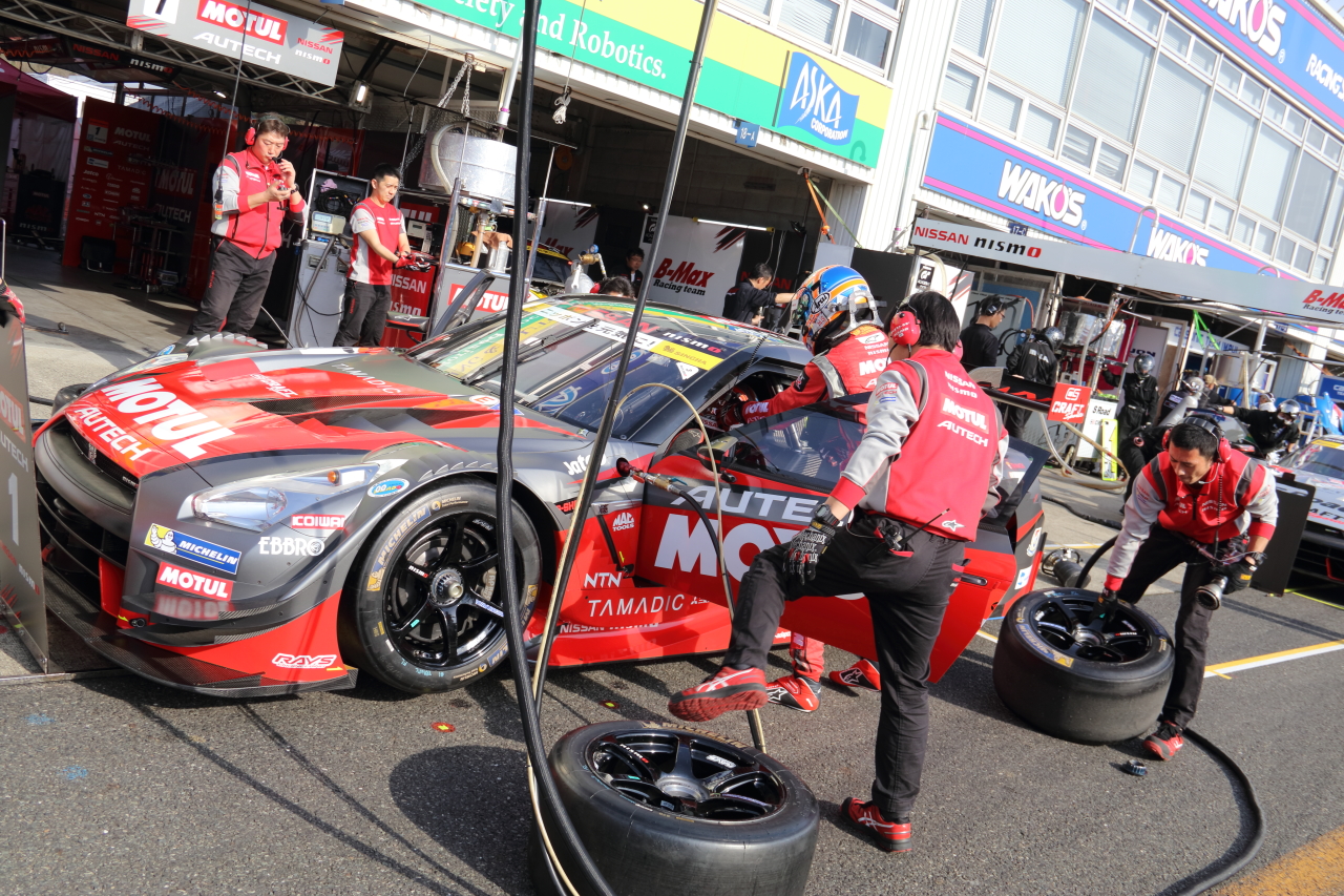 スーパーGTのタイヤ交換(Photo by Tomohiro Yoshita)
