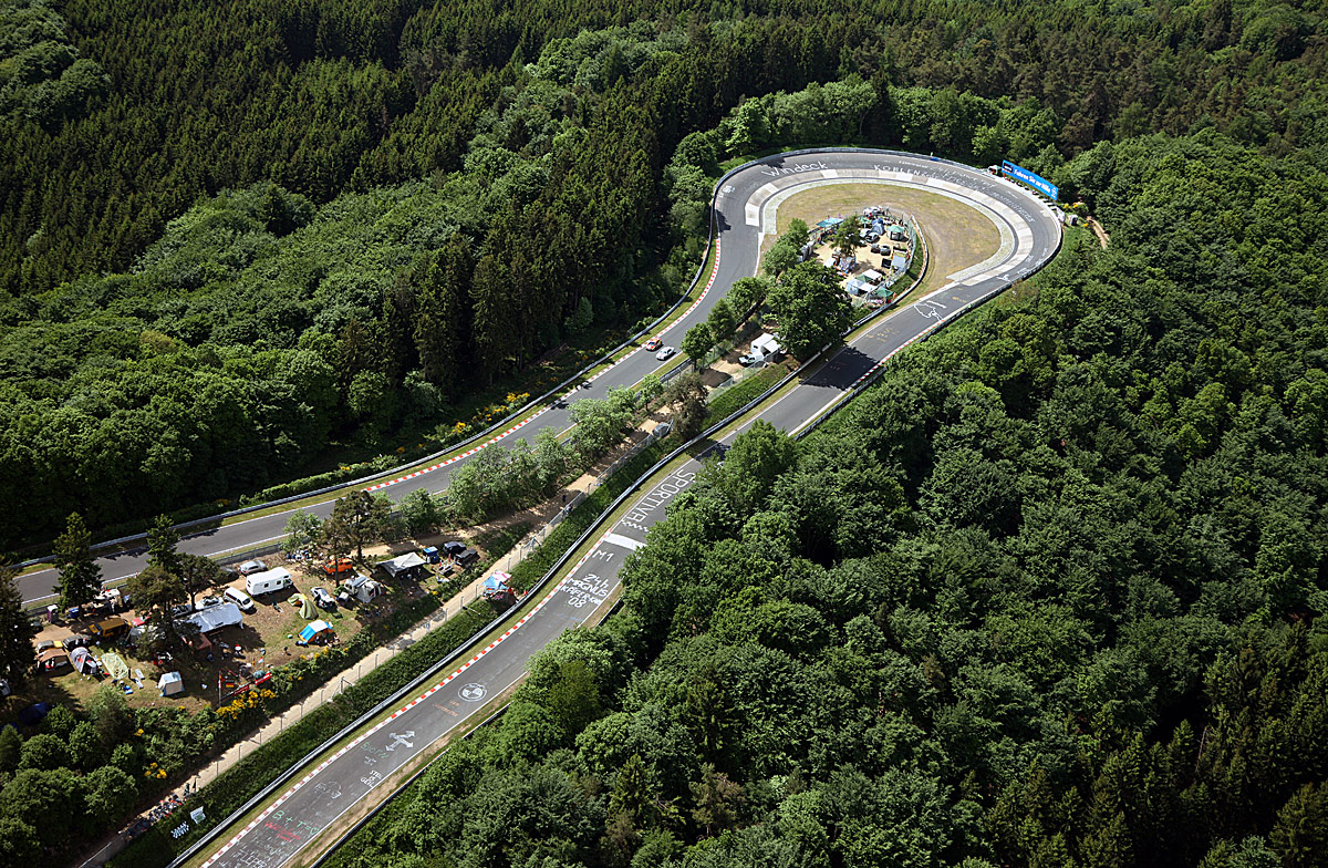 出典:http://cmsracing.com/champion/forums/content/12-07-911s-nordschleife-1hr-880/