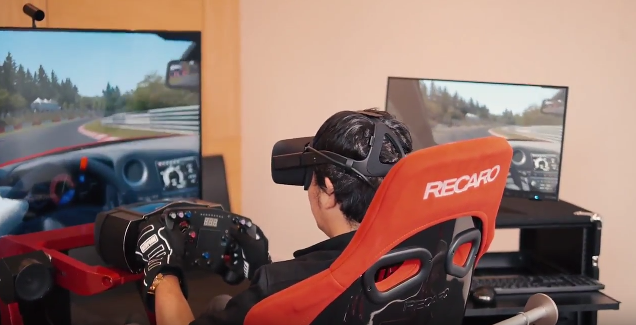 1枚配置されていますが、VRゴーグルさえあれば、ディスプレイは不要。(出典:https://www.youtube.com)