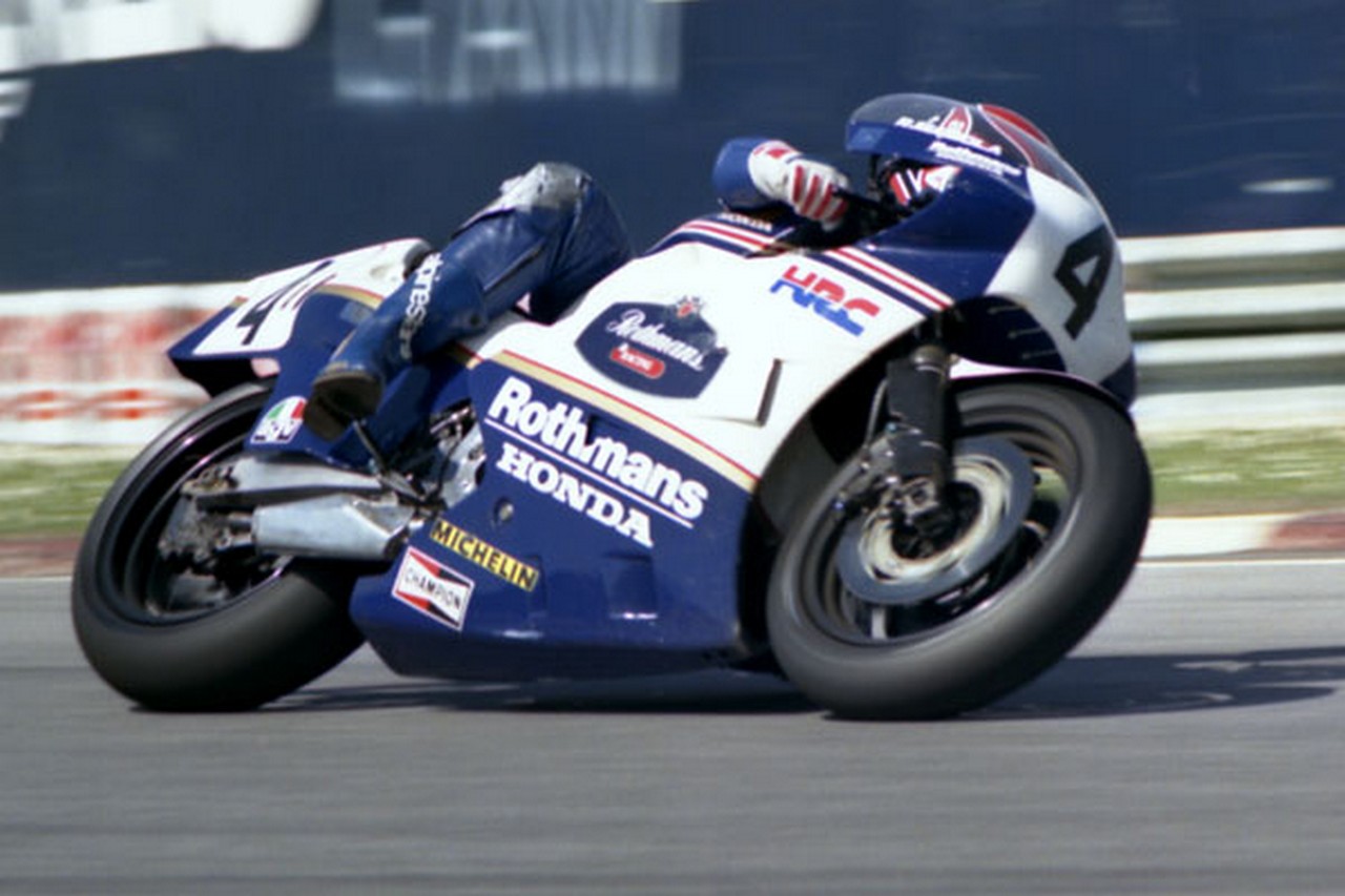 出典:http://rolling-jet-thunder.tumblr.com/post/409069235/randy-mamola-35-%E5%A4%96%E8%B6%B3%E3%81%8C%E3%82%B9%E3%83%86%E3%83%83%E3%83%97%E3%81%8B%E3%82%89%E5%A4%96%E3%82%8C%E3%82%8B%E3%83%9E%E3%83%A2%E3%83%A9%E4%B9%97%E3%82%8A