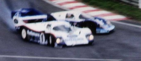ウォールに激突する寸前、接触した瞬間の2台。出典:http://www.garage111.com/