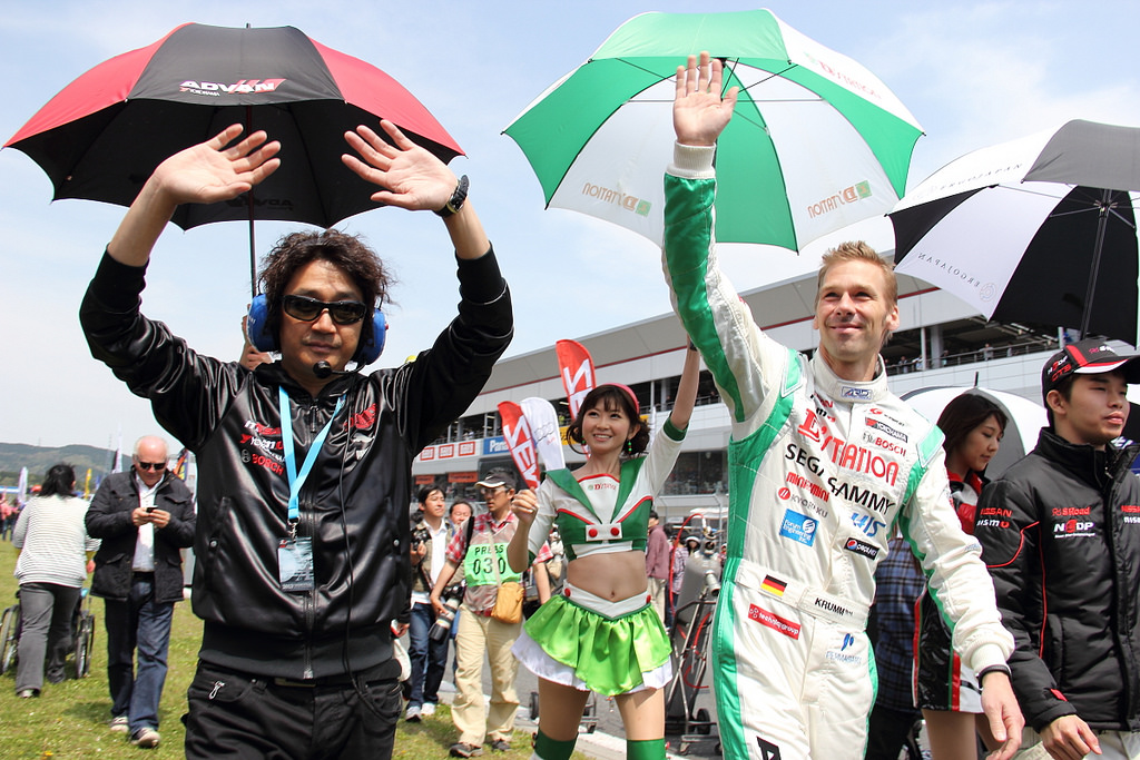 決勝前はドライバー、監督らも日産応援団のもとへ行き挨拶（Photo by Tomohiro Yoshita）