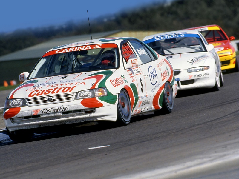 カストロールカラーのカリーナE(出典:https://en.wheelsage.org/toyota/carina_e/22541/pictures/424930/)