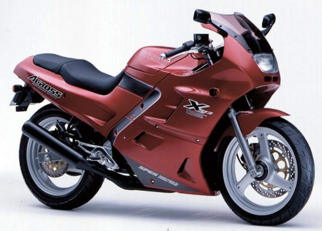 2ストはヤマハが一番だ！メーカーが本気で作ったバイク、RZV500R