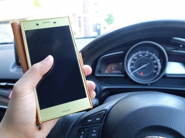 反則金が3倍に 携帯の ながら運転 が厳罰化 Motorz モーターズ クルマ バイクをもっと楽しくするメディア