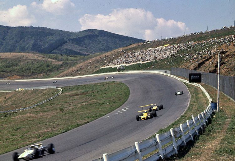 トヨタのF1レーシングカー、18分の1.富士スピードウェイ改修後の物です、 後編】富士スピードウェイの歴史を解説【F1】【トヨタ】 - YouTube