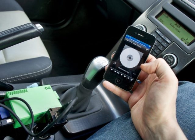 超簡単！スマホから好きな音楽をクルマで流す方法