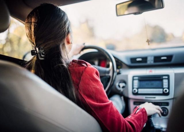 ハンドルの正しい持ち方は10時10分 ではない 最新の正しいハンドルの握り方 Motorz モーターズ クルマ バイクをもっと楽しくするメディア