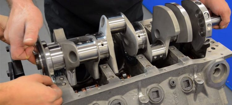 排気量12ccのV8エンジンとは？ミニチュアエンジンのクランクシャフトの
