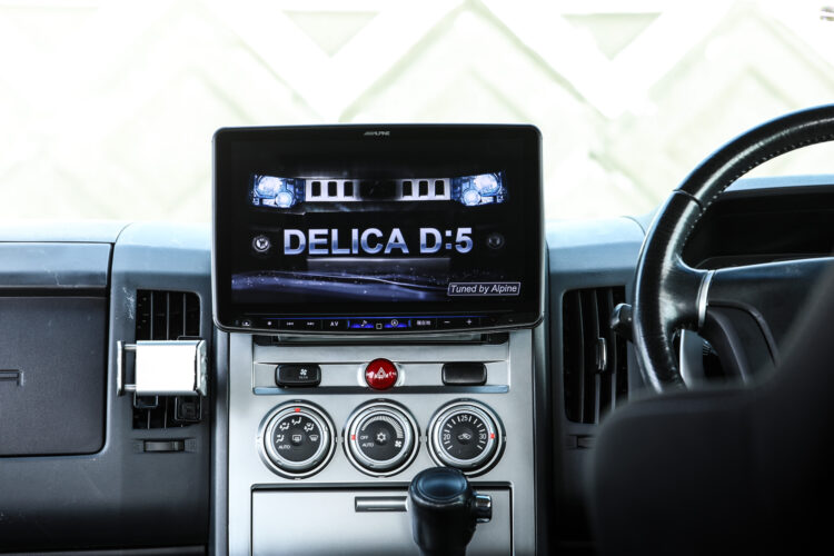 CD/DVDがないだけ？コスパ最強のフルスペックカーナビ「アルパイン