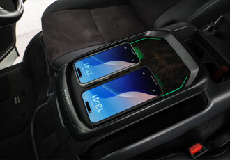 オーナーならわかるあの問題を解決！ハイエース専用Wワイヤレス充電器で車内を快適アップデート