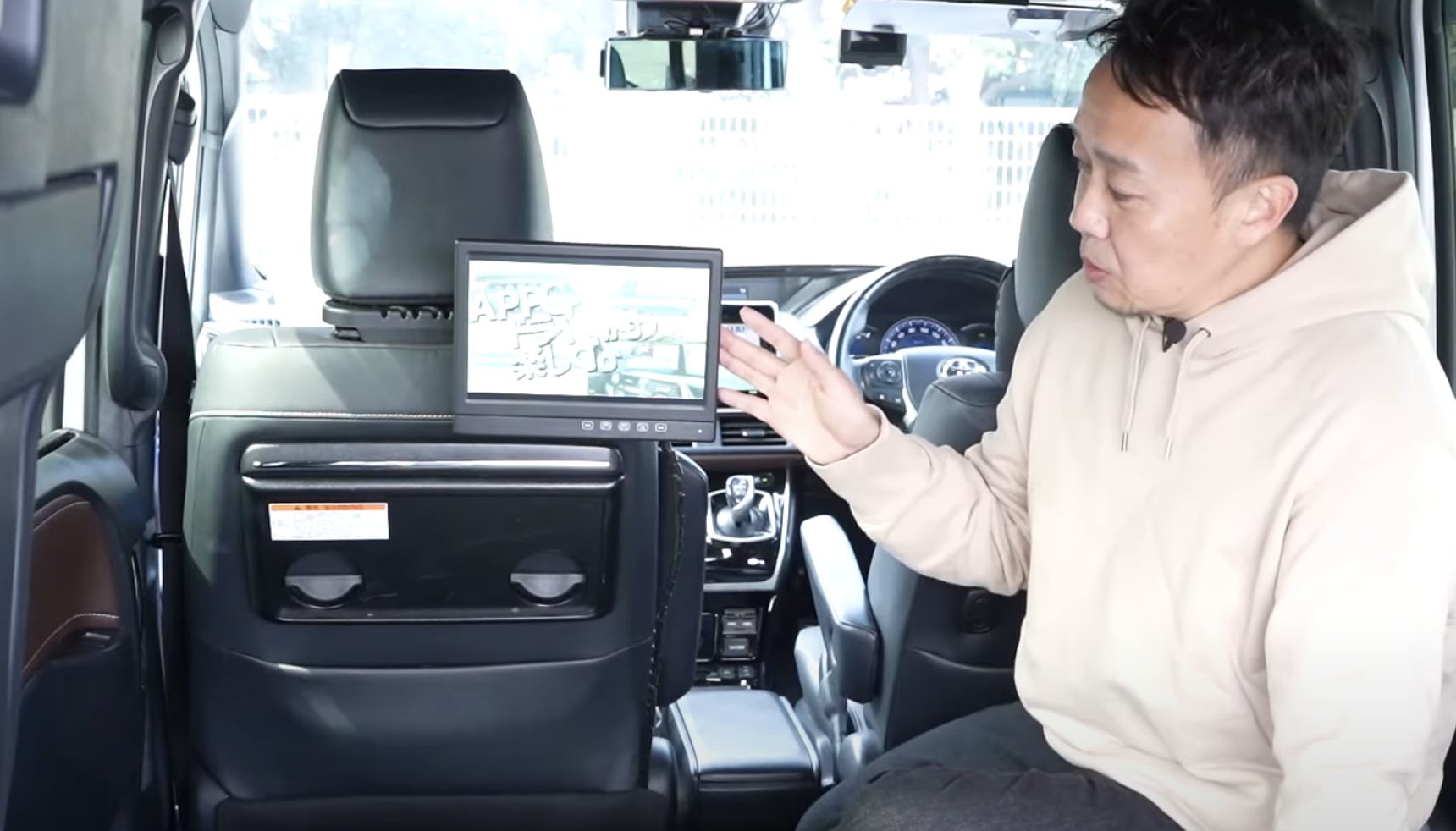 トヨタ車ユーザーに朗報！業界初のGVIF変換「後部座席モニター」登場
