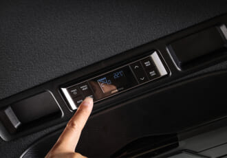 ハイエースの後席が高級ミニバン並みに？アルパインの新製品でリアエアコンを「完全オート化」